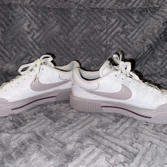 Nike women’s White and purple Sneakers - Picture 3 of 6